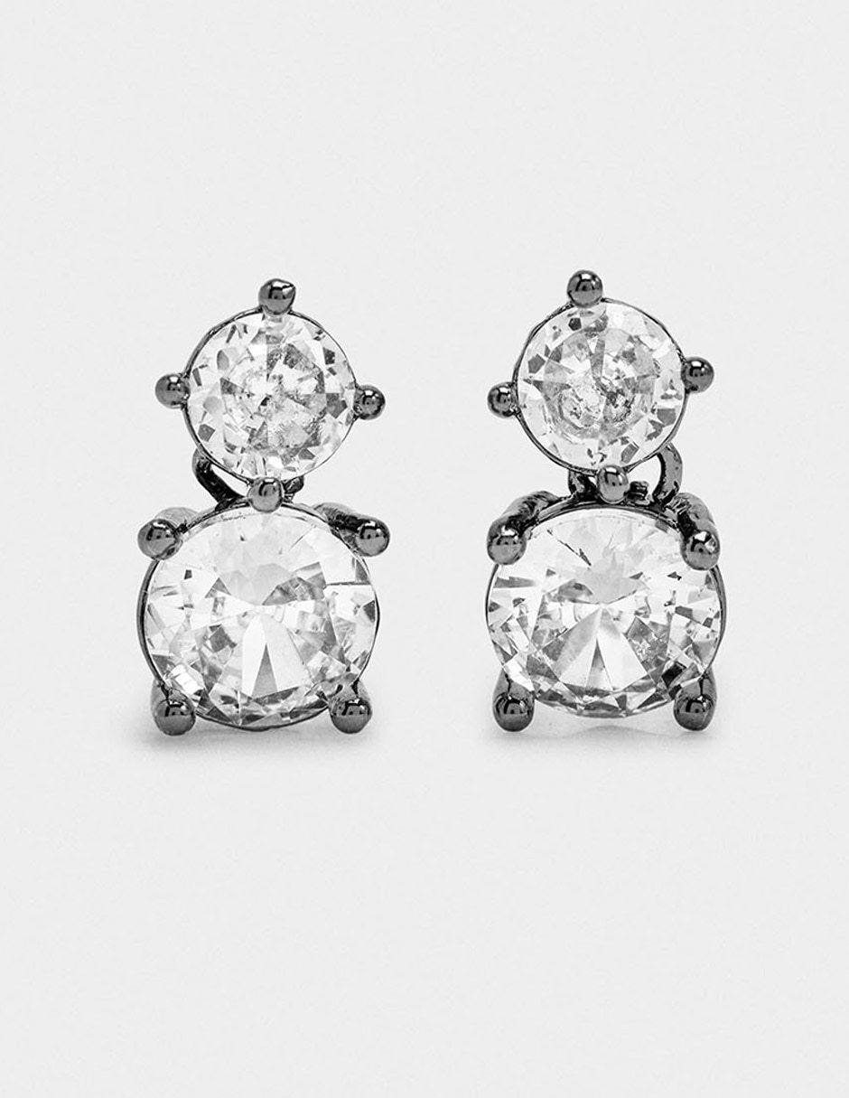Aretes cortos con acabado brillante zirconia