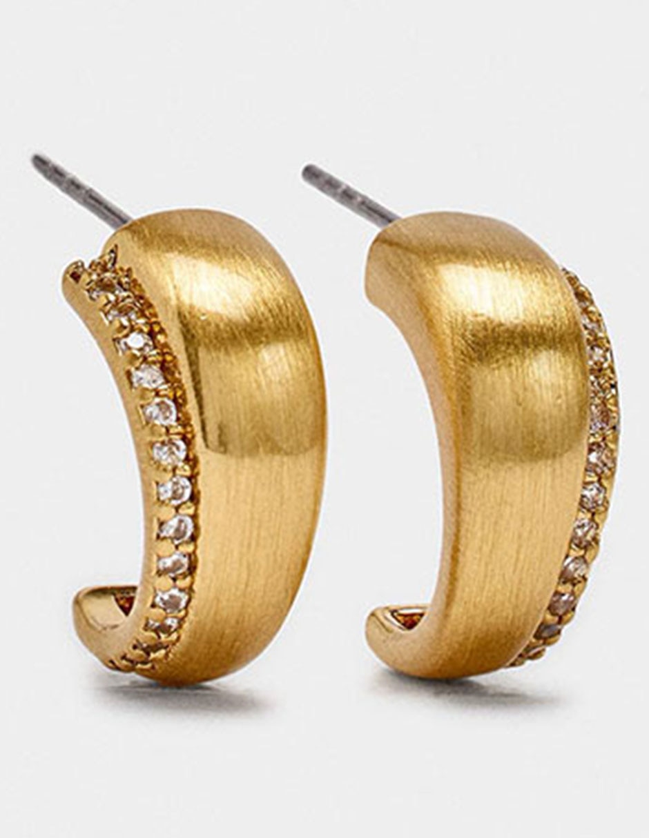 Aretes cortos con acabado esmaltado