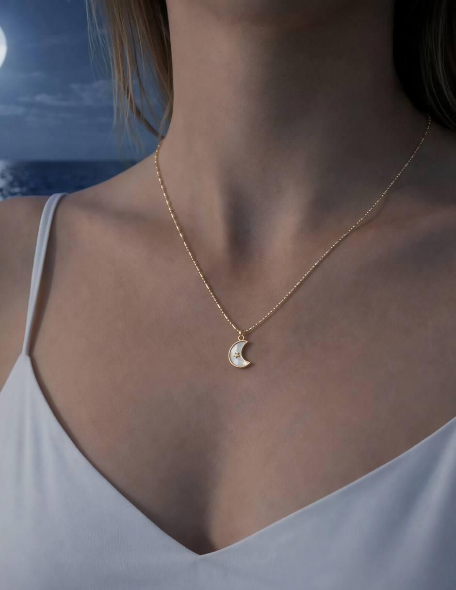 Collar con dije de Luna Selene 18 K 4